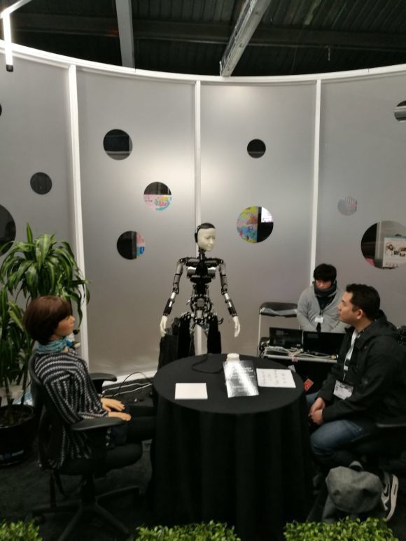 Roboter unterhalten sich im Japan House (Bild: Dokyo) sich im Japan House (Bild: Dokyo)