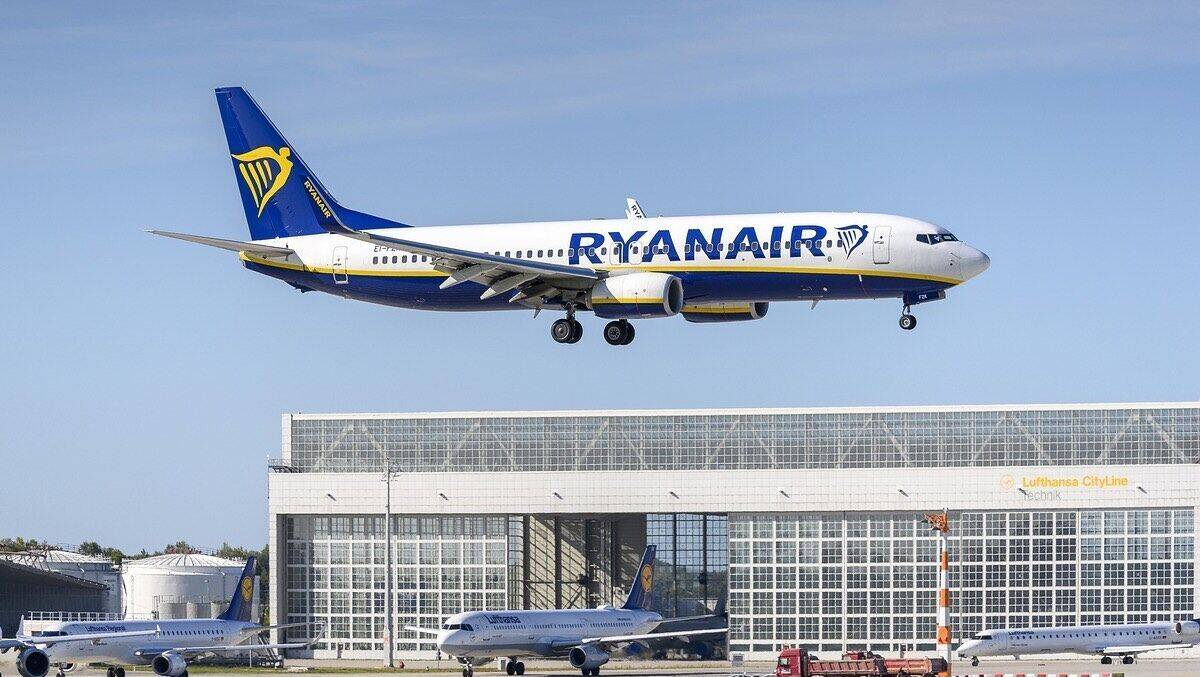 Eine Maschine der Fluggesellschaft Ryanair im Landeanflug.