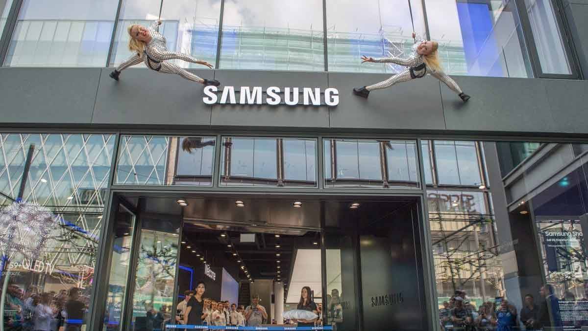 Am Eröffnungstag tanen zwei Damen an der Fassade Ballett