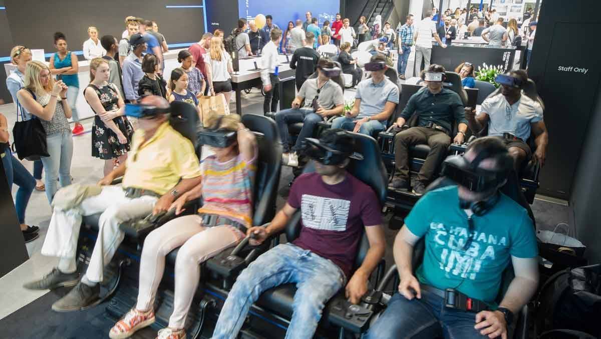 Virtuelle Achterbahn lässt sich bei Samsung im Schaufenster fahren