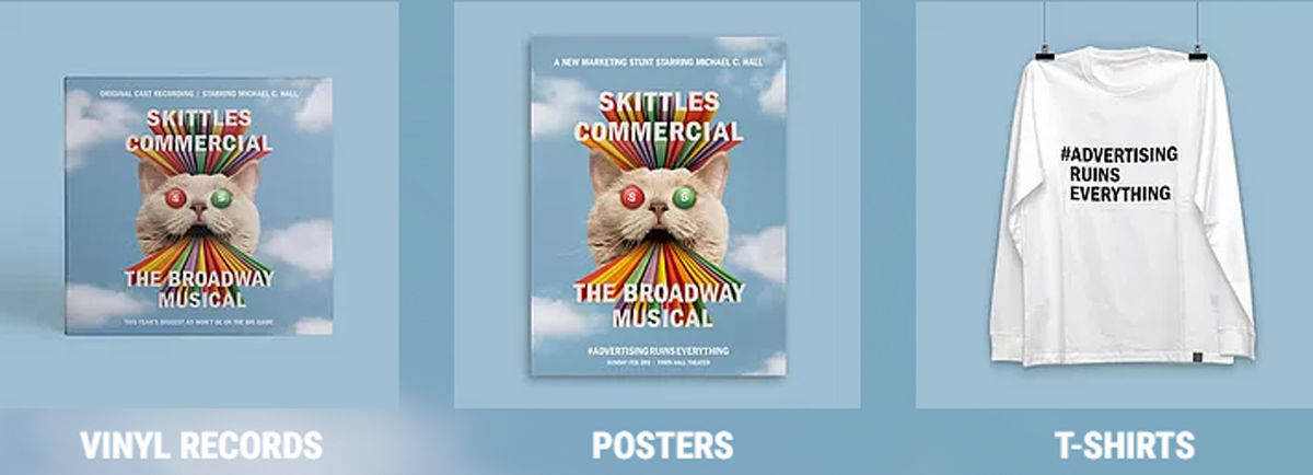 Schallplatte, Poster, Shirt: Merchandising zum Skittles-Musical.