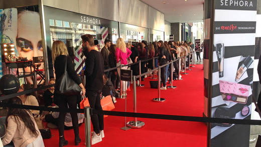 Sephora Shoperöffnung in München Schlange vor dem Einlass