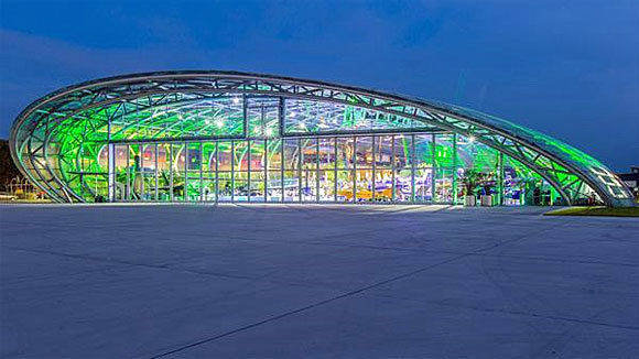 Der Salzburger Flughafen-Hangar 7, in dem Servus TV talken lässt (Foto: Servus TV).