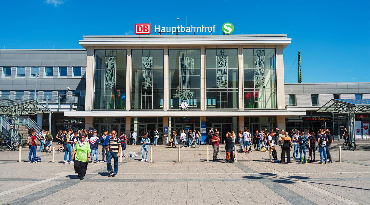 Am Hauptbahnhof in Dortmund prangt derzeit das riesige FCB-Plakat