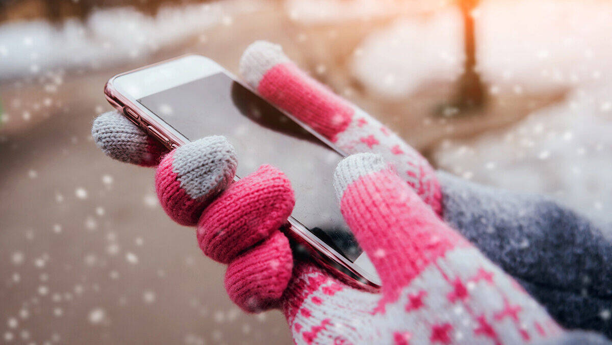 Mit den richtigen Handschuhen lässt sich das Smartphone ohne Frostfinger bedienen.