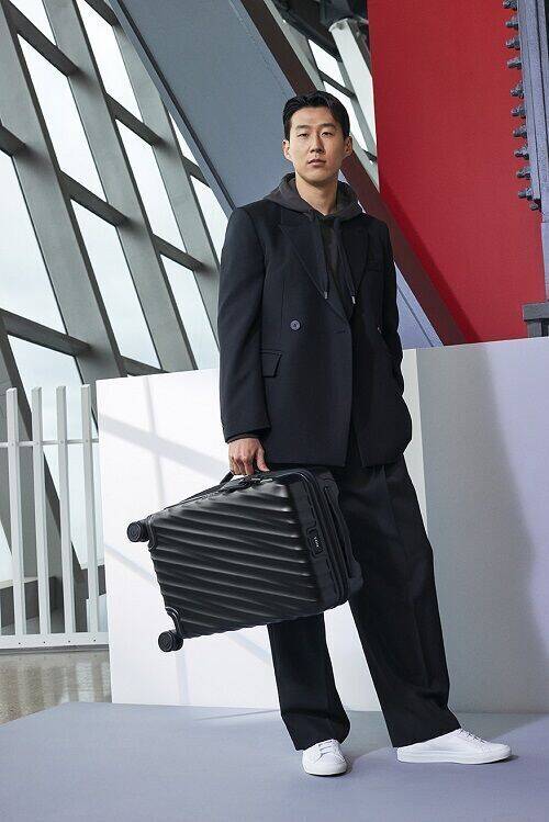 Son Heung-min mit einem Modell der "Tumi 19 Degree Aluminum"-Kollektion.
