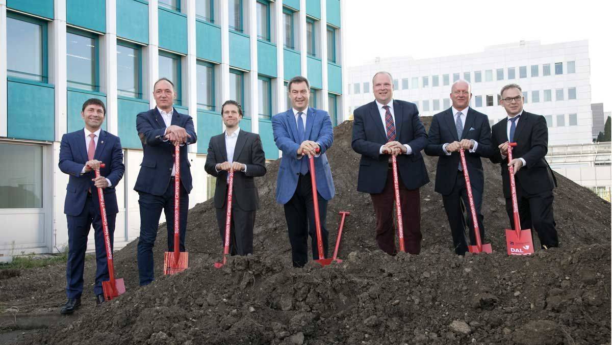 Symbolischer Spatenstich in Unterföhring: Bürgermeister Andreas Kemmelmeyer, CEO Max Conze, CFO Jan Kemper, Ministerpräsident Markus Söder, Landrat Christoph Göbel, ProSiebenSat.1-Vize Conrad Albert und Kai Eberhard vom BaufinanziererDAL (von links).