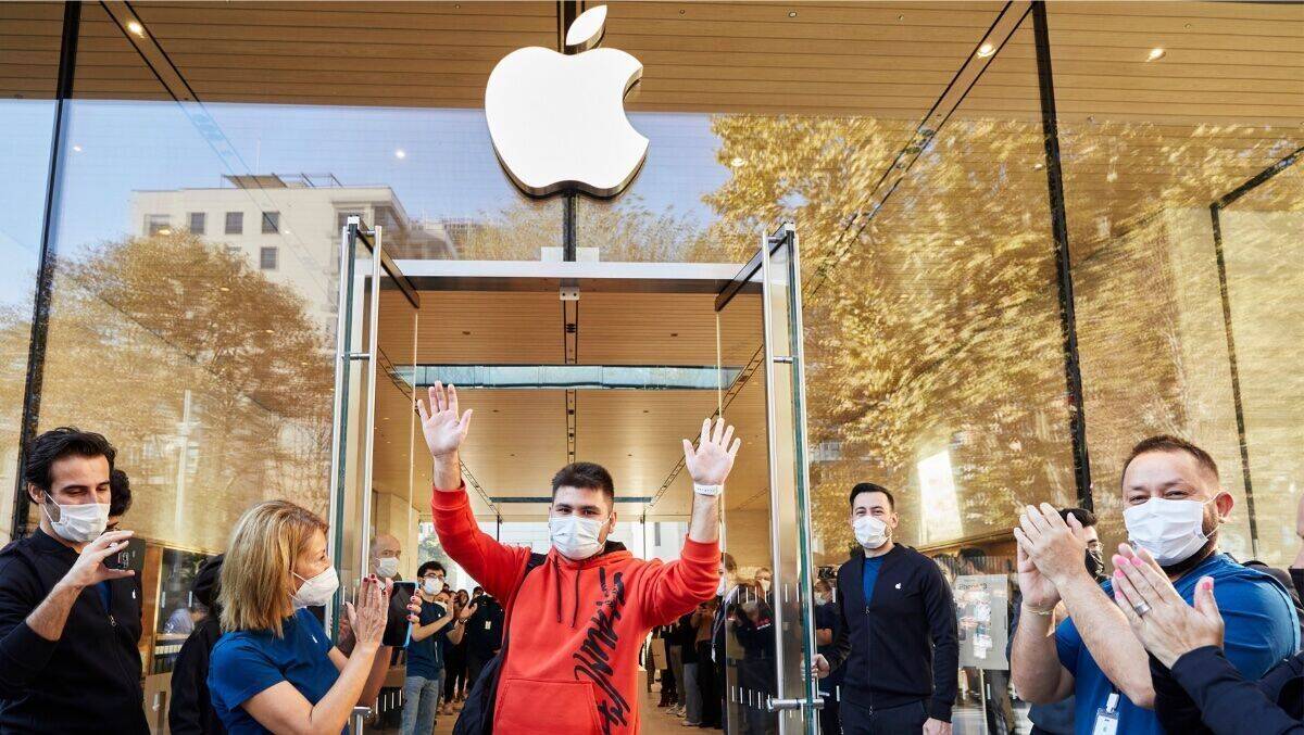 Nach dem Kauf im Apple Store: ein Teenager jubelt.