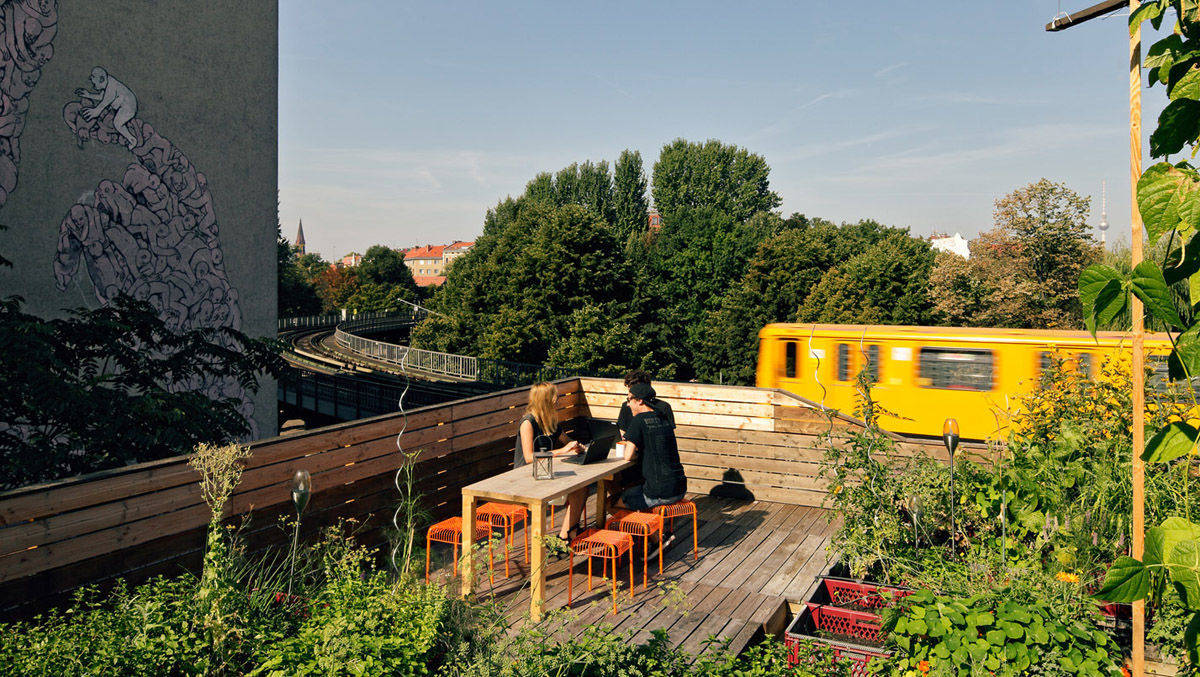 Auf Dachterrasse kann auch geernetet werden.