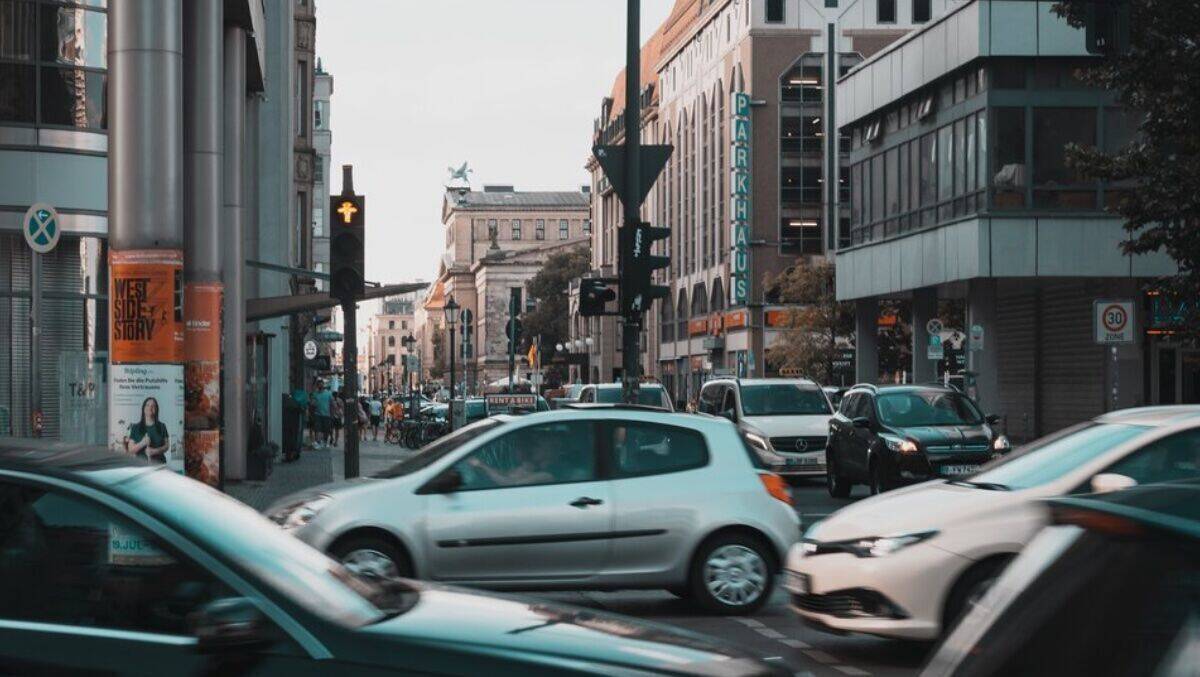 Verkehrsstau in der Innenstadt: Auf welcher Route verbraucht man jetzt weniger Benzin?