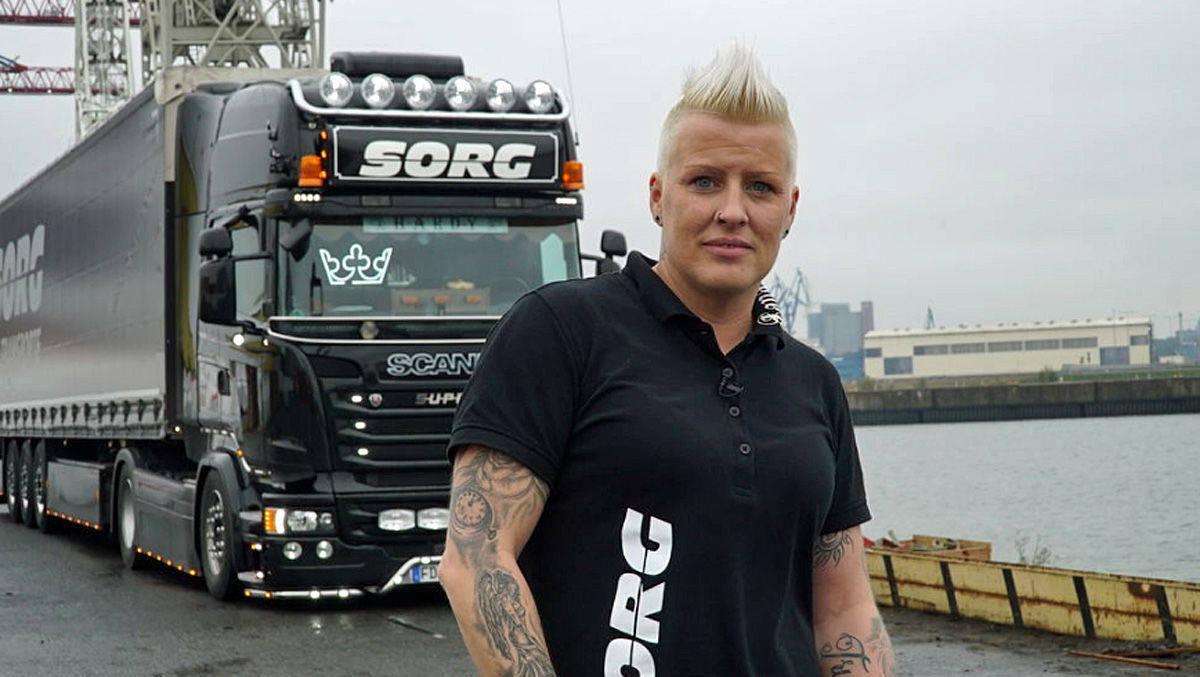 Jana ist Fernfahrerin, ein "Trucker Babe".