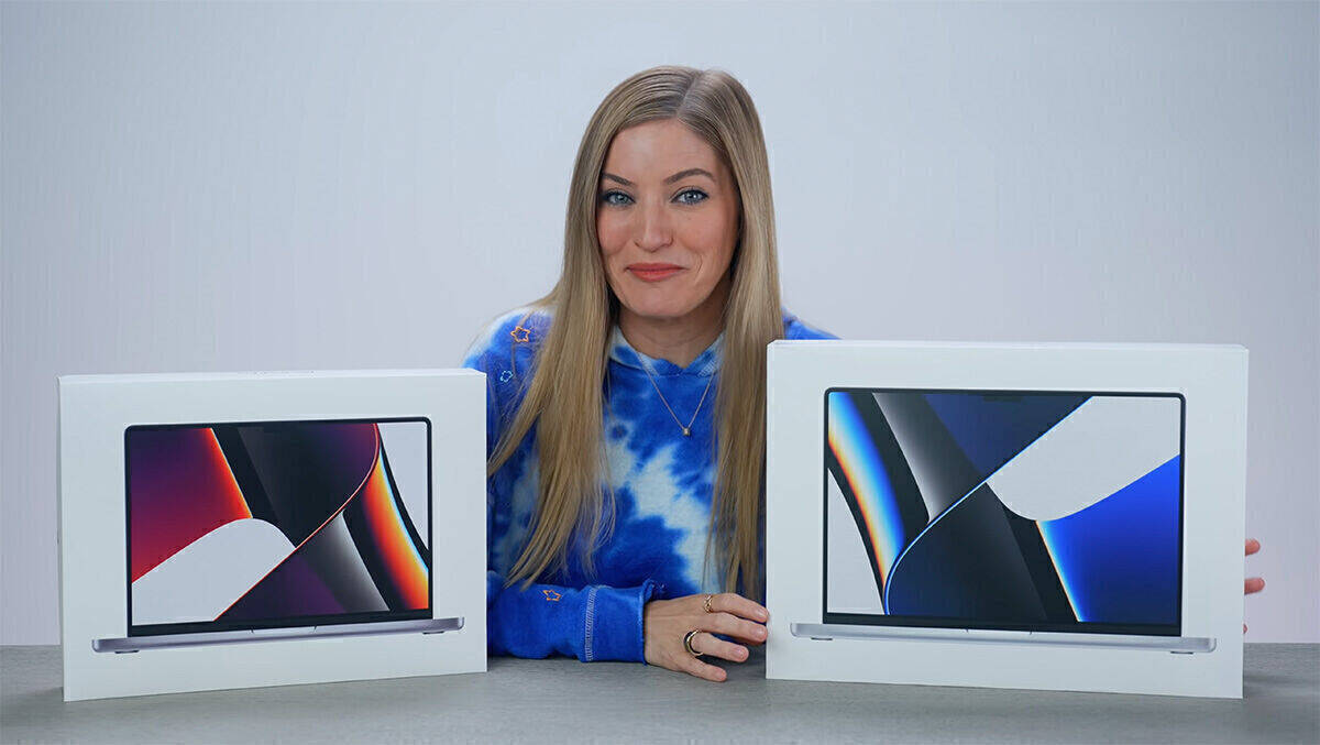 YouTuberin iJustine zeigt die neuen MacBook Pro, die schon im Fruehjahr geliegt worden waren.