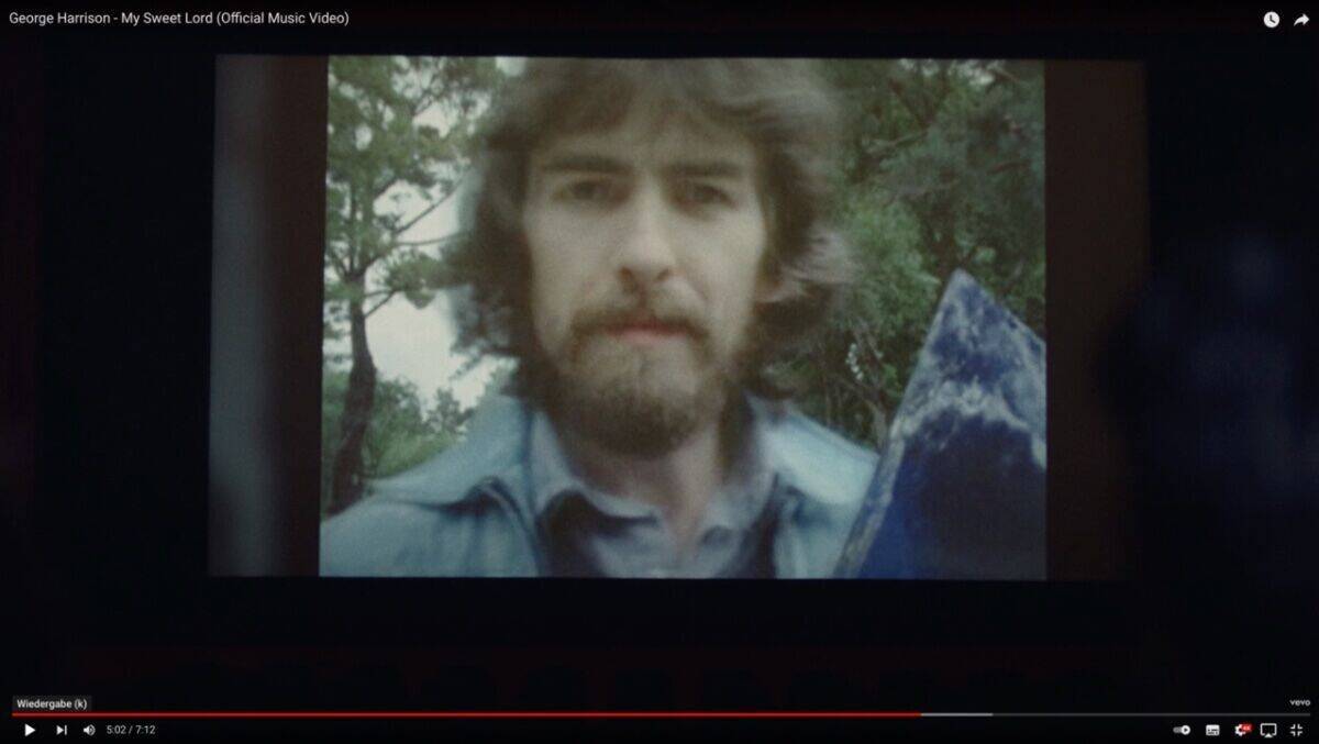 George Harrison schaut im Video von oben zu...