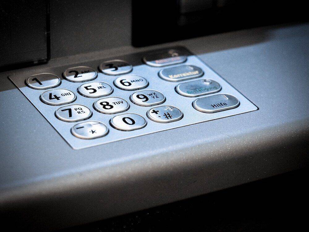 Das lästige Eintippen von Kontonummern am Bankautomaten entfällt, wenn das Handy sich via NFC einbucht.