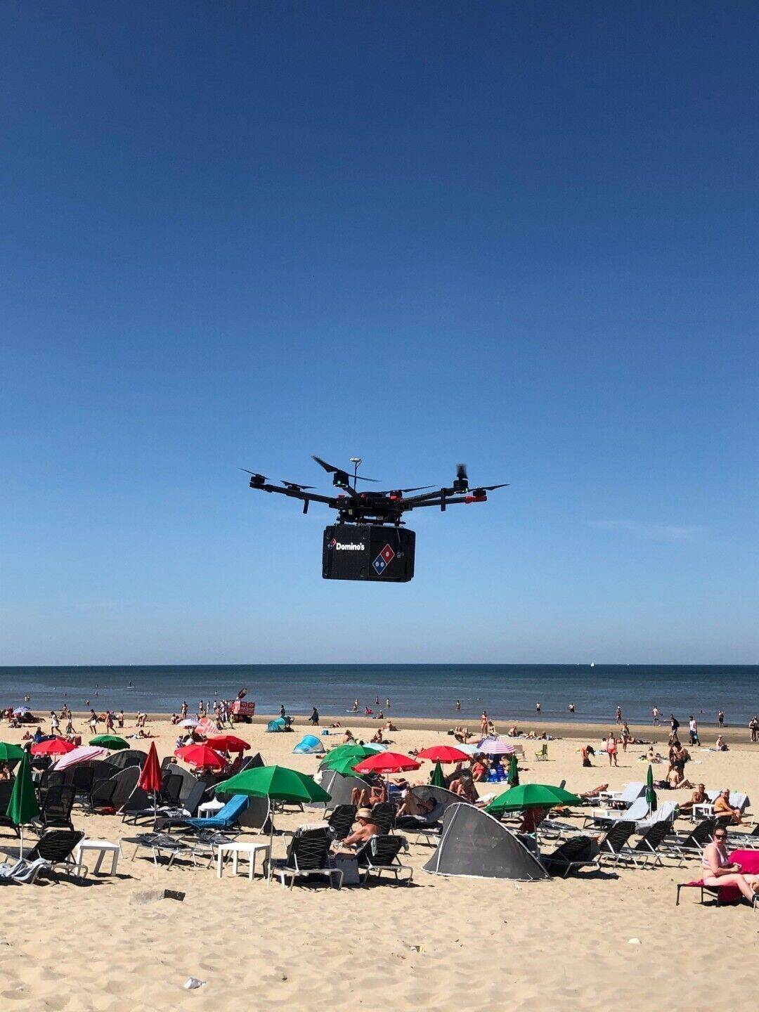 Einmal Pizza Napoli mit Sand und Wellen: Die Domino’s-Drohne liefert an.