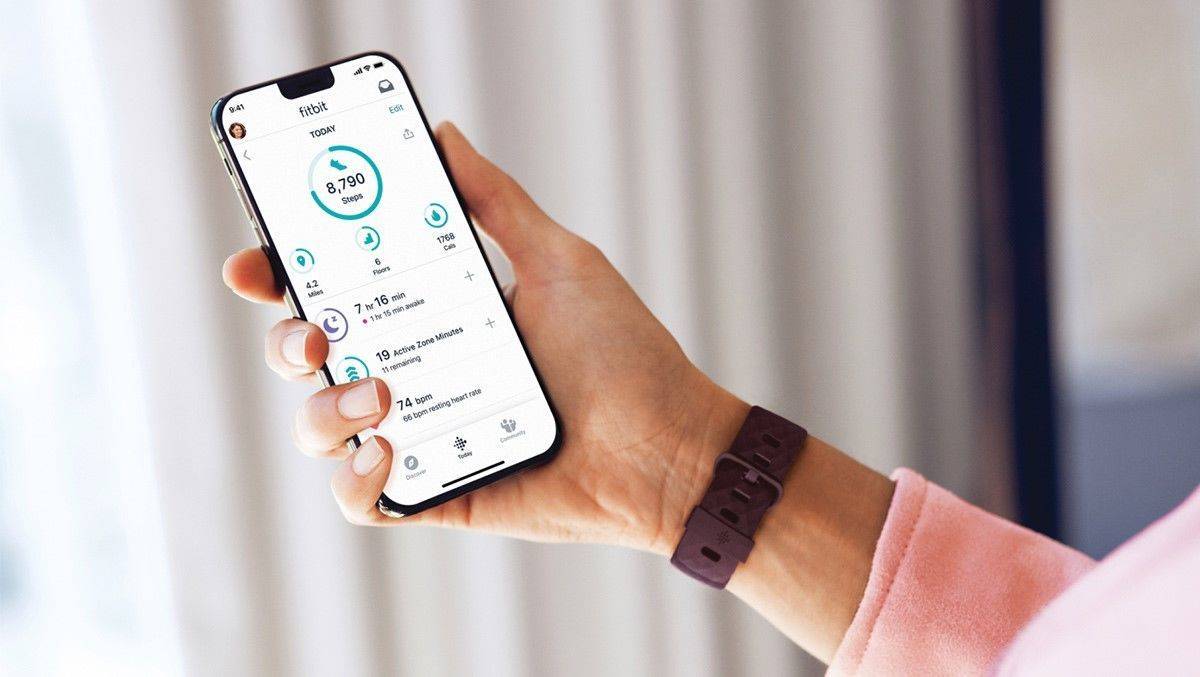 Fitbit will künftig nicht nur Kalorien zählen – sondern auch vor einer Corona-Infektion warnen.