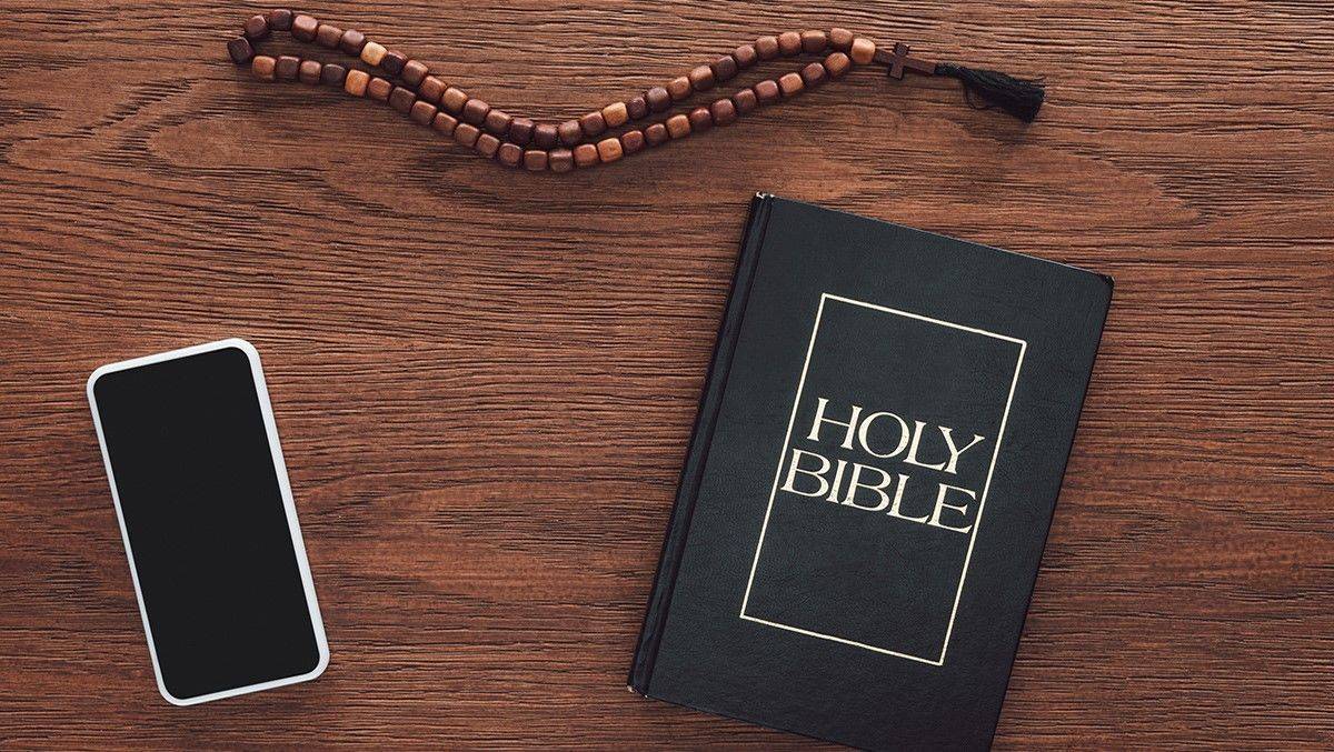 Rosenkranz, Bibel und Smartphone – offenbar ist das keine heilige Dreifaltigkeit.