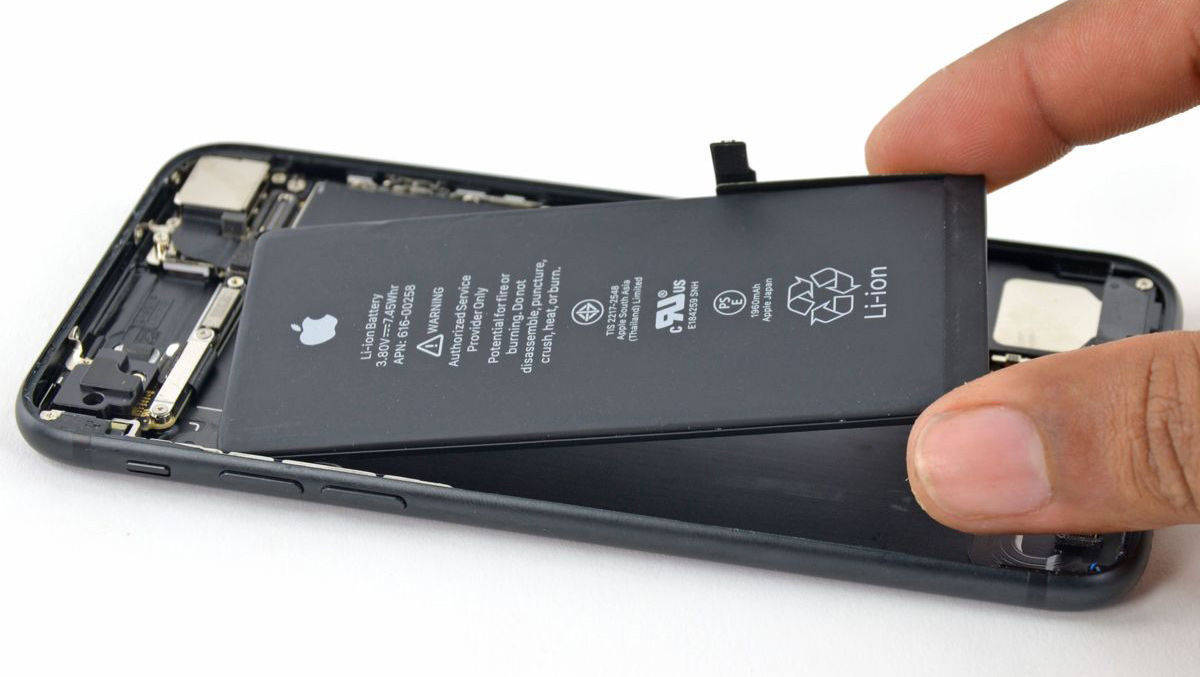 Wechselbare Smartphone-Batterien klingen vielversprechend, könnten aber zu Akku-ten Problemen führen.