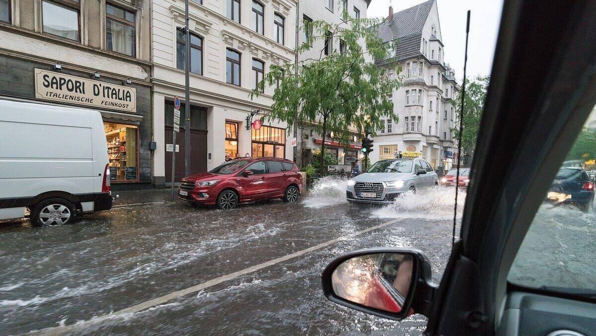 In Köln wurden Straßen bei starken Regenfällen unterspült.