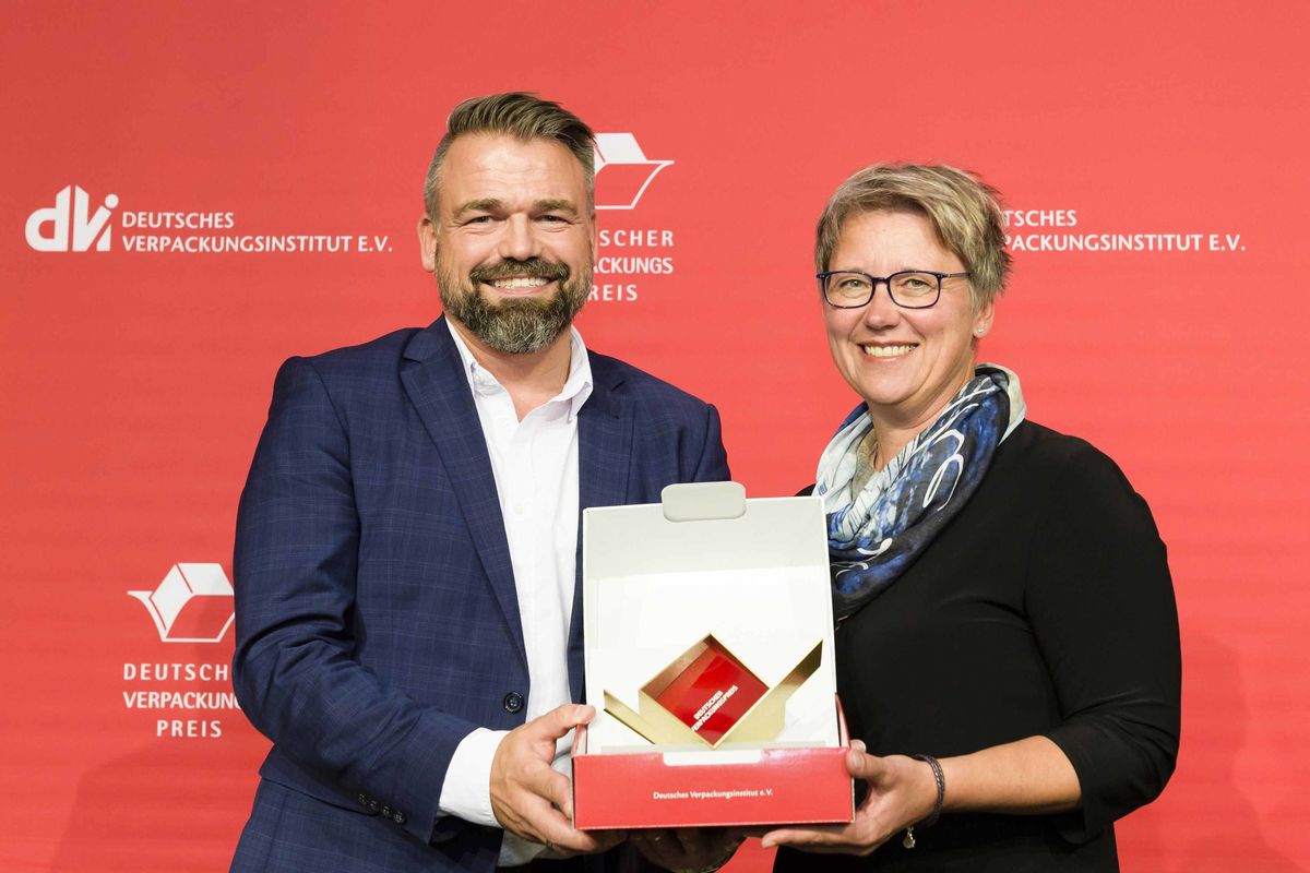Martin Schulz, Marketingleiter, und Beate Padur, Verpackungsentwicklerin, nahmen den Deutschen Verpackungspreis 2019 für Griesson - de Beukelaer entgegen.