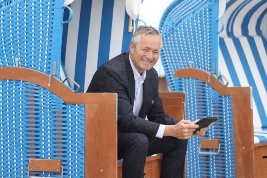 Vodafone-CEO Ametsreiter surft bequem im Warnemünder Strandkorb-WLAN.