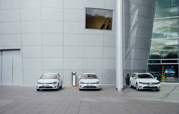 Die Gläserne Manufaktur bietet nun Probefahrten mit E-Modellen an.