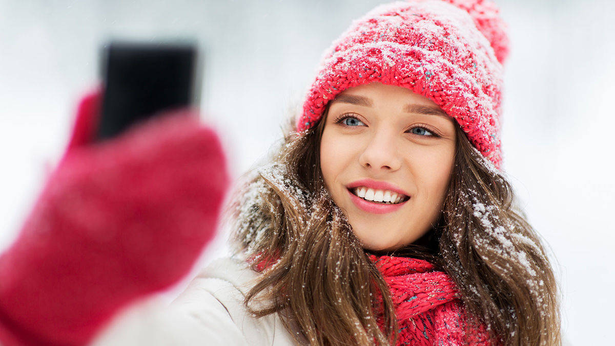 Ein Smartphone funktioniert auch im tiefsten Winter. Aber Achtung beim Saubermachen!
