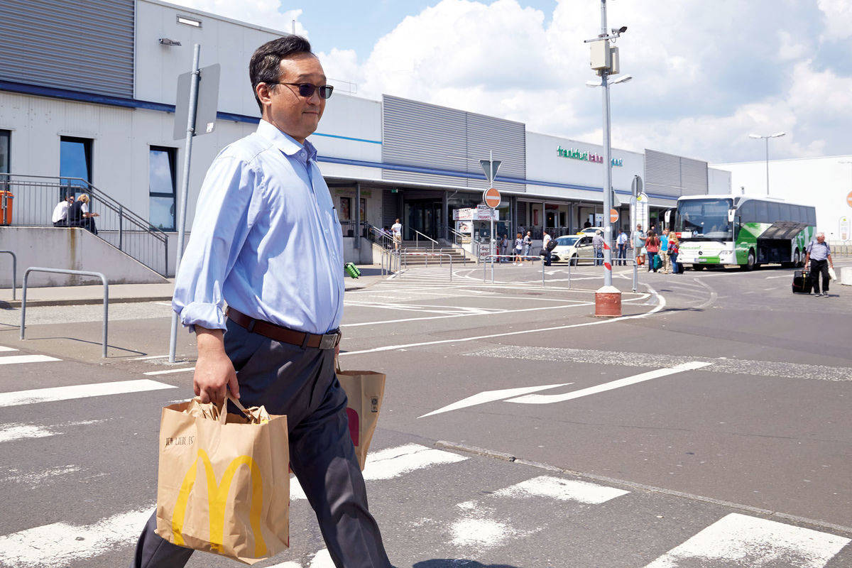 Der hungrige Shopper - Yu Tao Chou, Generalbevollmächtigter der Shanghai Yiqian Trading Company, geht im Juni am gerade gekauften Flughafen in Hahn (Rheinland-Pfalz) einkaufen.