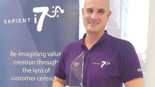 Steve Aitken, CEO von Sapient i7, mit dem Rising Star Award von Salesforce