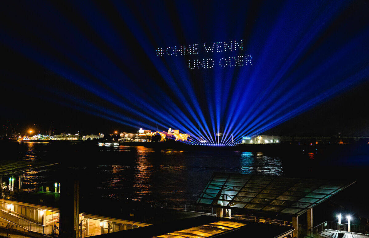 150 Drohnen schreiben das Markenmotto von glo™ in den Himmel: #ohnewennundoder