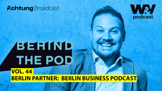 Lukas Breitenbach, Leiter der Kommunikation von Berlin Partner und Host des Audioformats, steht für seinen Arbeitgeber vor dem Mikrofon