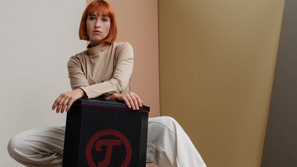 Die Künstlerin Suzane vertritt die Markenwerte des Berliner Unternehmens Teufel. 