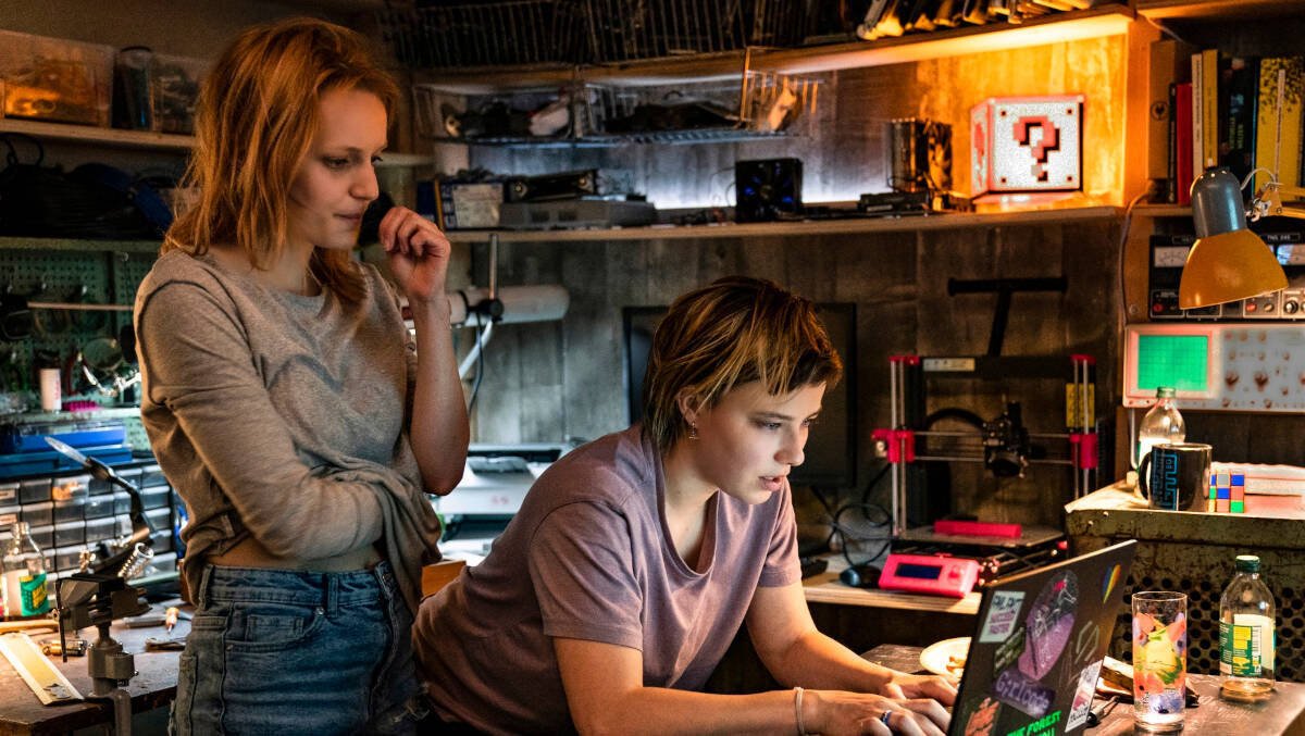 In dem Cyber-Thriller "A Thin Line" stehen die Hacker-Schwestern Anna und Benni im Mittelpunkt