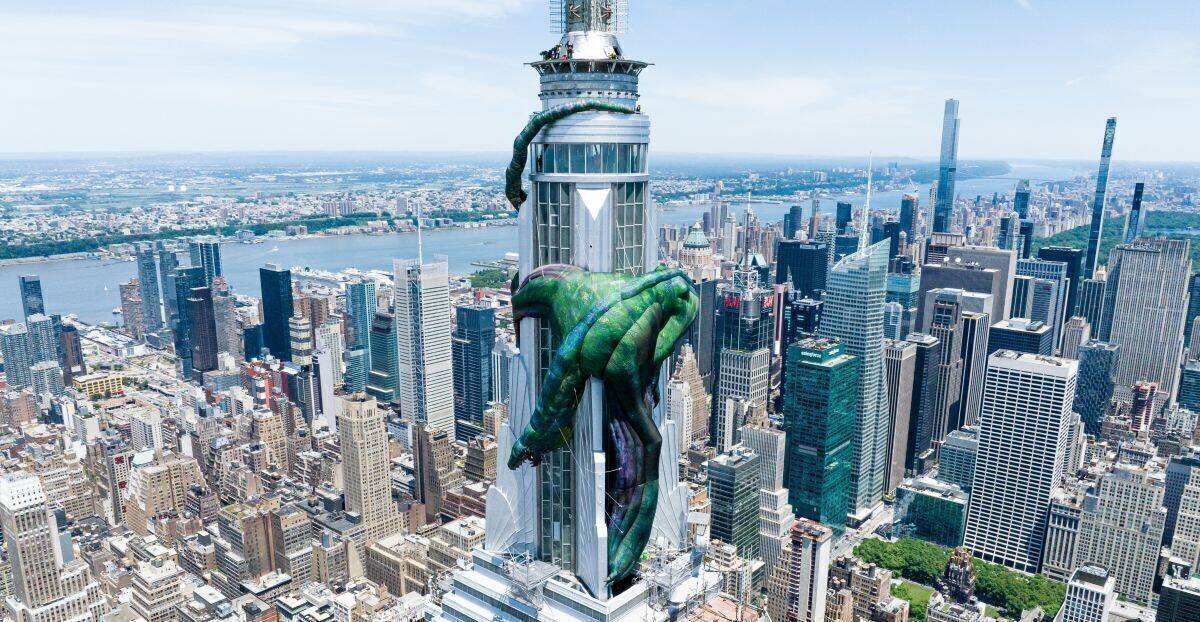 Riesendrache, mitten in New York - dazu kommen weitere Marketing-Stunts, etwa an der Brooklyn Bridge.
