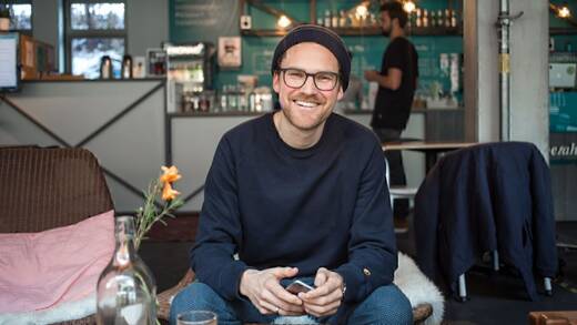 Jakob Berndt hat Kulturwissenschaften an der Leuphana Universität und in Sydney studiert