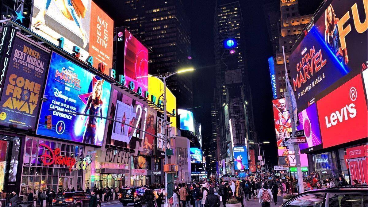 Leuchtend bunt: Der Times Square in New York im Mai 2022. Von der Energiekrise ist (noch) nichts zu sehen.