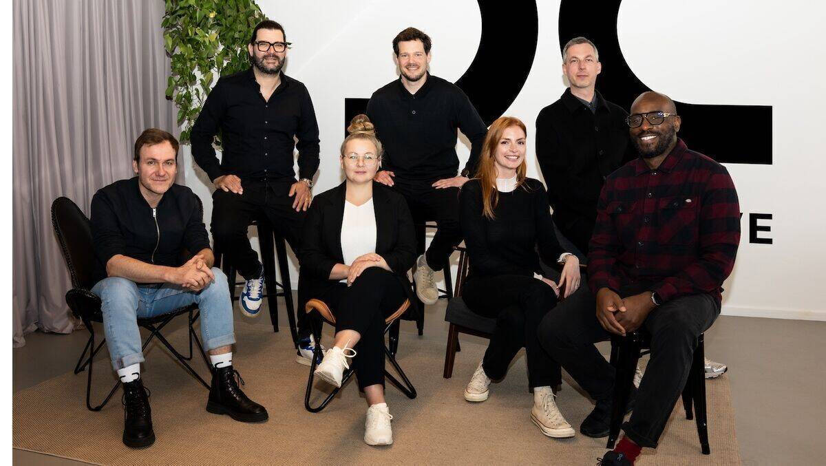 v.l.n.r.: Kai Wutte, Mark Burow, Karolin Hewelt, Nils Seger, Paulina Habben und Michael Schachtner – hier mit Ete Davies (Chief Operating Officer, Dentsu Creative EMEA).