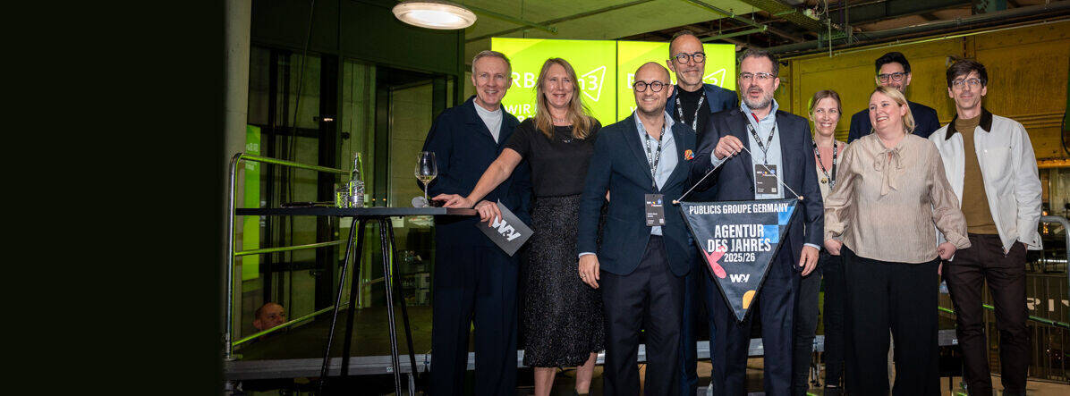 GWA-Präsidentin Larissa Pohl und W&V-Redakteur Conrad Breyer mit der "Agentur des Jahres"