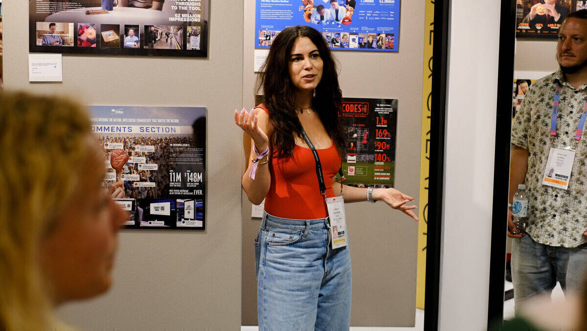 Jeannette Bohné führt durch die "Social & Creator"-Ausstellung im Palais.