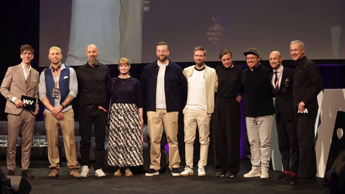 Athletes of Advertising: Jung von Matt Sports holt sich den Preis in Mannschaftsstärke ab. Links W&V-Redakteur Conrad Breyer. Rechts W&V Chefredakteur Rolf Schröter, danaben Laudator Christoph Pietsch und Robert Zitzmann von JvM Sports.