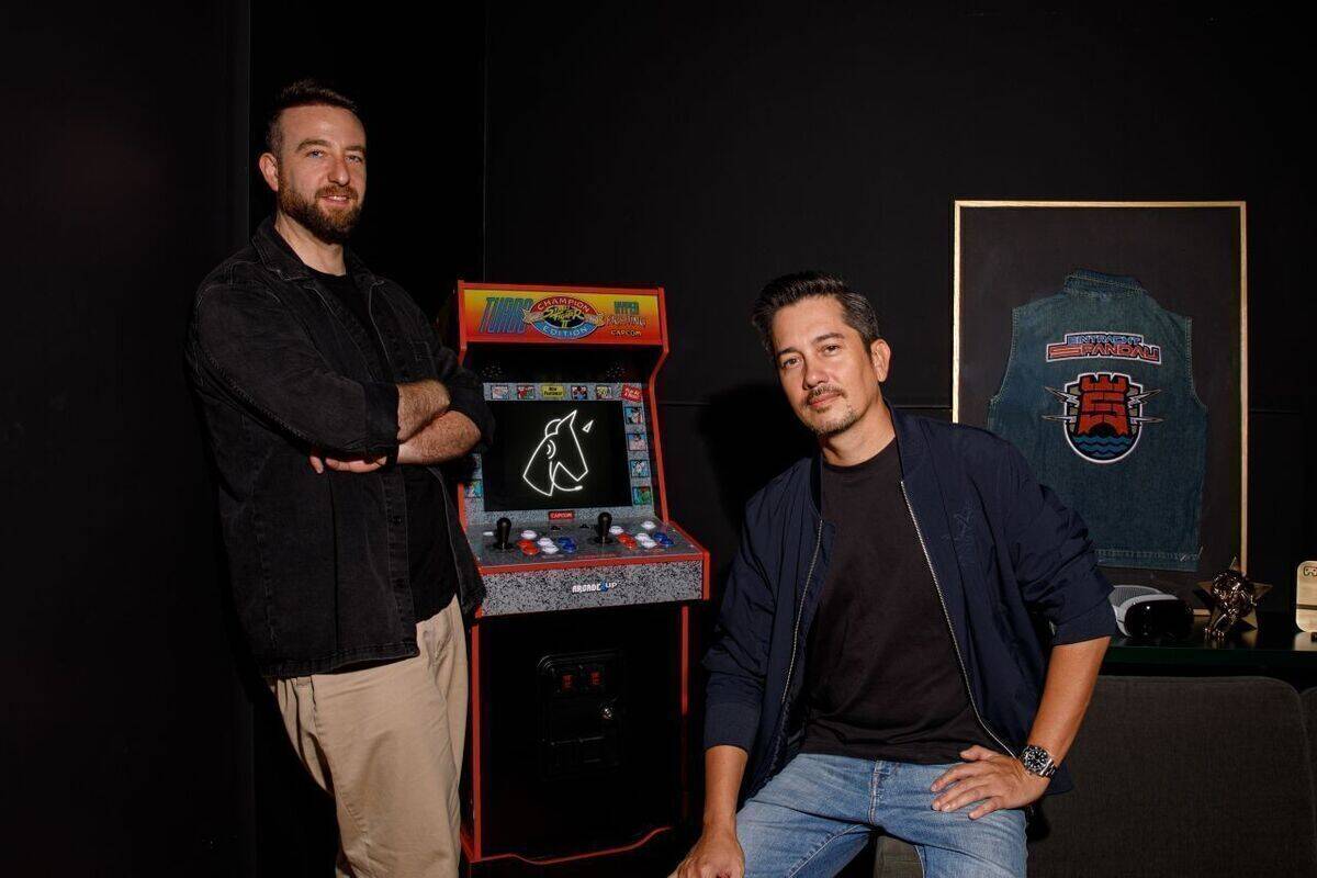 V. l. n. r.: Carl Kuhn, Executive Director Gaming & E-Sports bei JvM SPORTS und Thanh Dao, Managing Director bei JvM Nerd