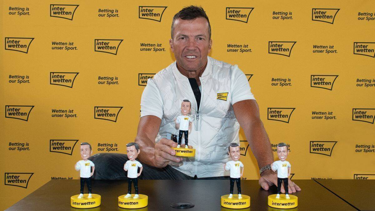 Begeistert von seinem Ebenbild: Lothar Matthäus