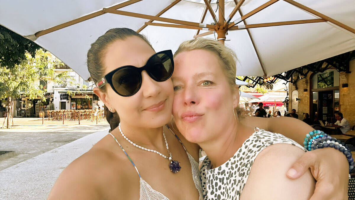 Marjorieth Sanmartin mit PR-Beraterin Jessica Fuchs