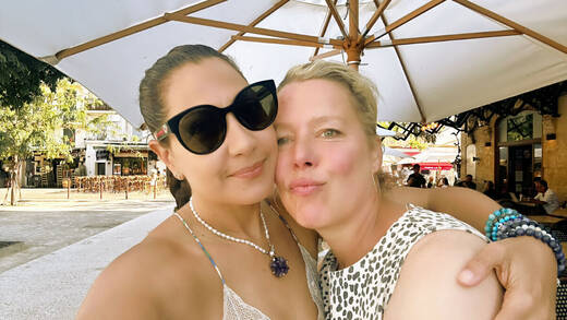 Marjorieth Sanmartin mit PR-Beraterin Jessica Fuchs