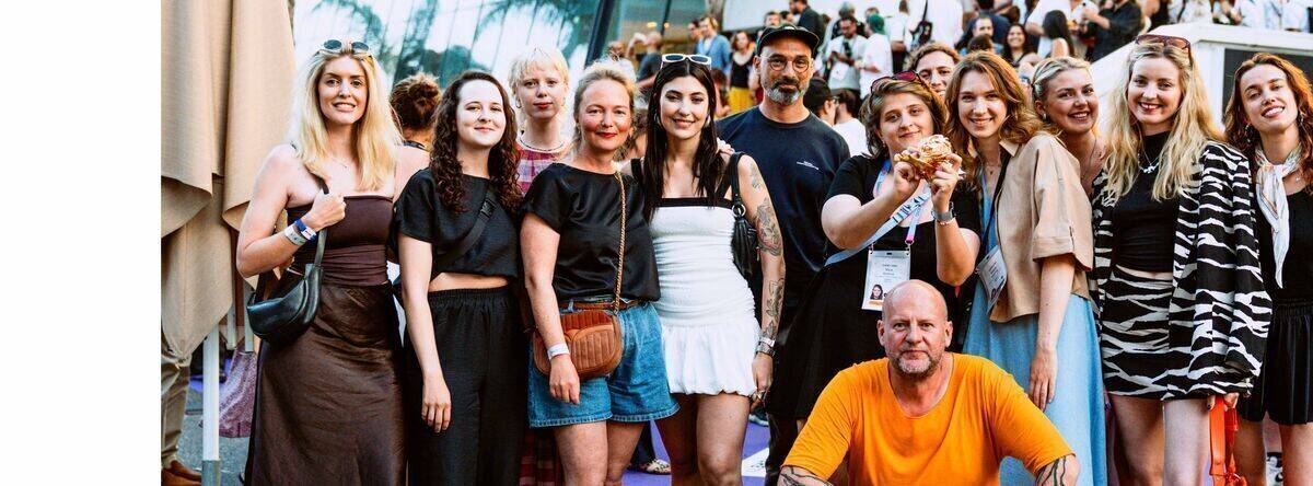 Happy in Cannes: Serviceplans Gewinnerteam vor dem Palais
