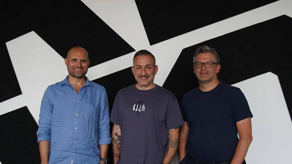 Sebastian Küppers, Siamac Rahnavard und Knut Zimmermann (v.l.n.r.) bilden das Führungs-Trio der neuen Agentur-Marke