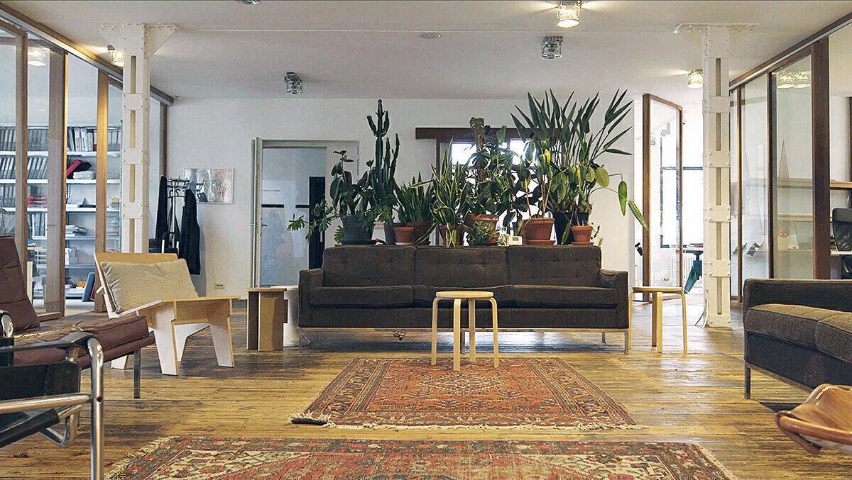 Kunst und Kultur spielen bei Base eine zentrale Rolle. Mittwochs treffen sich die Angestellten zum Creative Meeting in diesem "Wohnzimmer" in Brüssel.