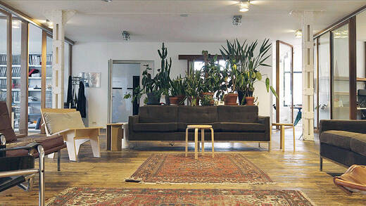 Kunst und Kultur spielen bei Base eine zentrale Rolle. Mittwochs treffen sich die Angestellten zum Creative Meeting in diesem "Wohnzimmer" in Brüssel.