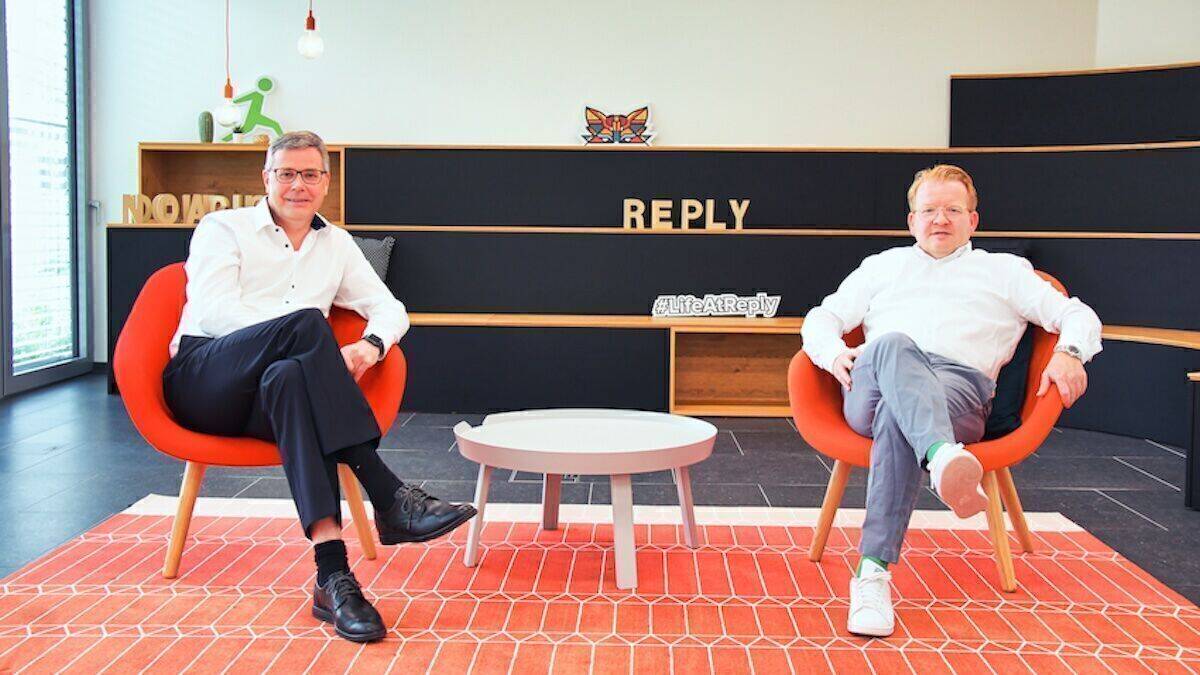 Thomas Hartmann, Vorstand bei Reply (links) und Thorben Fasching, Executive Partner von Reply, freuen sich über den Spitzenplatz.