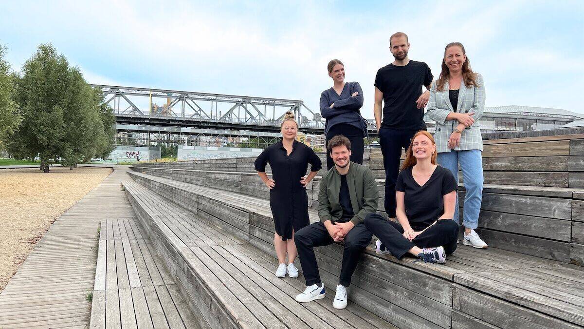 Die fünf Partner von Rckt v.l.n.r.: Karolin Hewelt, Lisa Teicher, Simon Ueberheide, Nils Seger und Paulina Habben sowie Prokuristin und Director of Finance Josefine Luther.